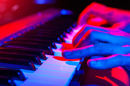 hand playing piano